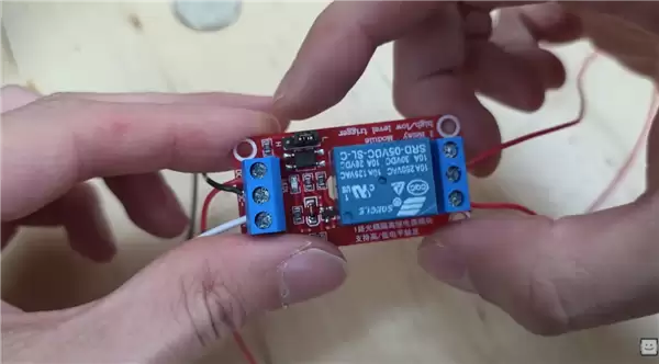 花钱买罪受:硬核玩家给PC加装投币器!想开机必须先交钱