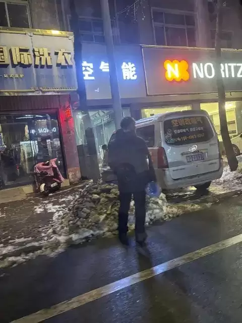 五菱之光紧急避让闯入电动车,全家惊魂一刻化险为夷