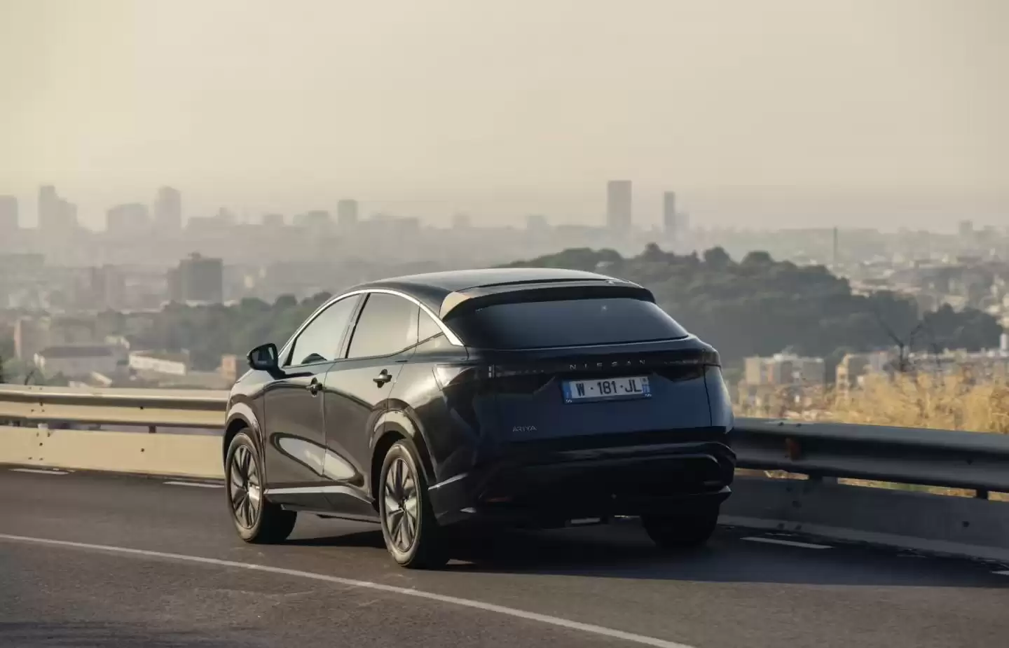 日产公布Ariya艾睿雅概念原型车:集成光伏太阳能板,靠“晒太阳”每天最高可新增23公里续航