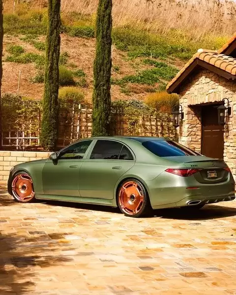 奔驰S级起售价75.98万元,最高优惠34.86万元,综合口碑4.32分