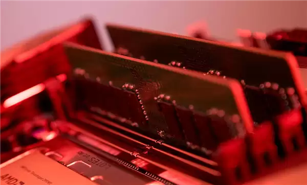 DDR4内存价格飙升19倍，AI驱动产能转向致供需失衡
