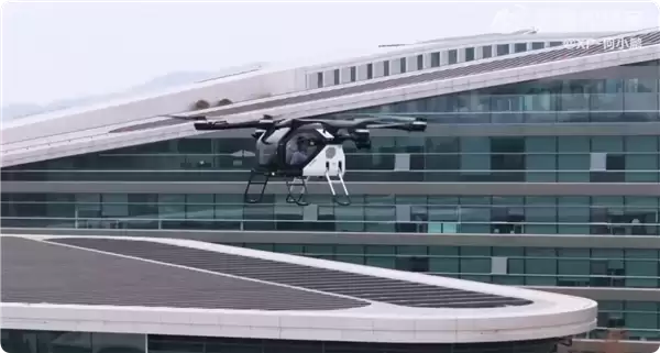 年会名场面!何小鹏坐飞行汽车降落年会现场 高颜值美女司机全程护航