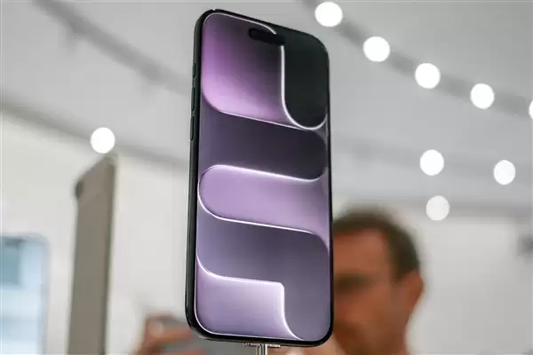为了塞进第二颗摄像头 iPhone Air 2首发定制超薄Face ID