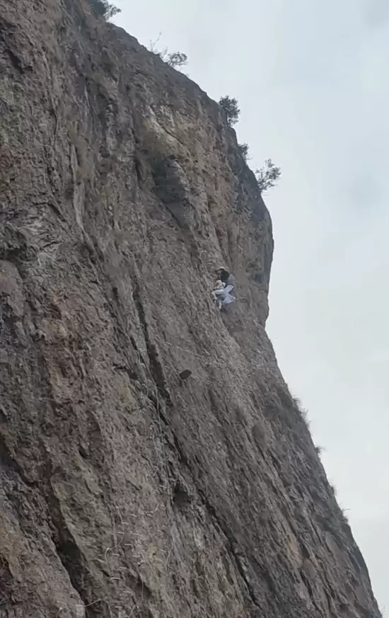 女玩家COS《原神》旅行者爬山:体力条会见底吗