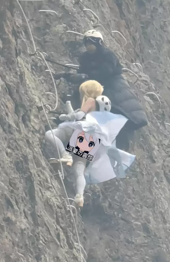 女玩家COS《原神》旅行者爬山:体力条会见底吗