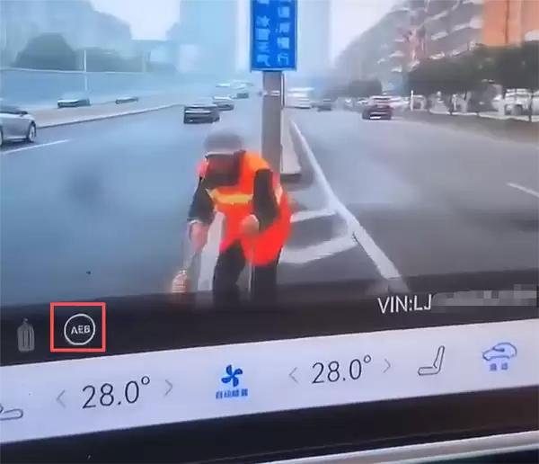 曝某智能辅助驾驶车辆径直冲向环卫工人:无视交规变道 画面诡异