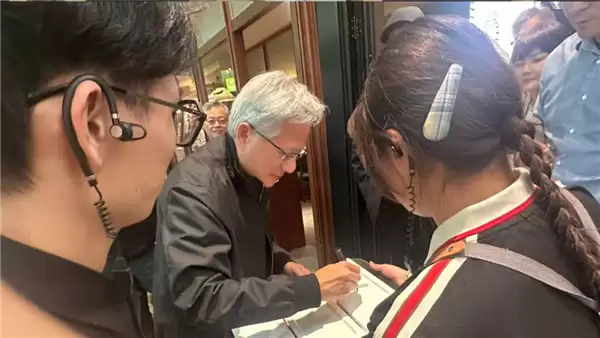 会做生意！饭店老板在桌上放牌子：英伟达CEO千亿富豪黄仁勋坐过的位置