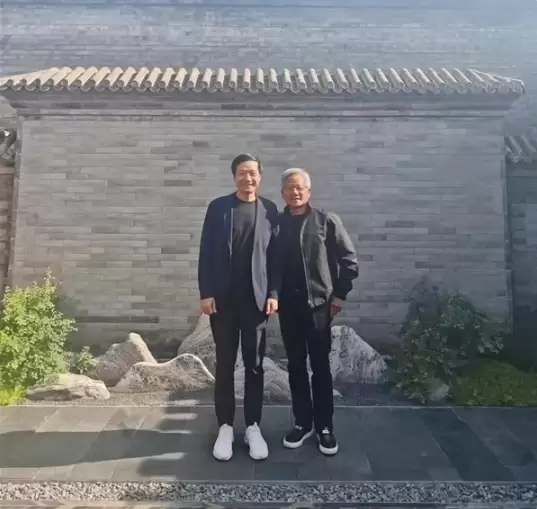 英伟达员工晒年会最牛年终奖:黄仁勋亲笔签名的皮衣