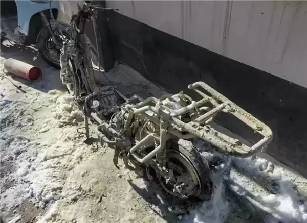 未充电也自燃：北京一小区二手电动车突发起火 汽修厂员工仗义扑救