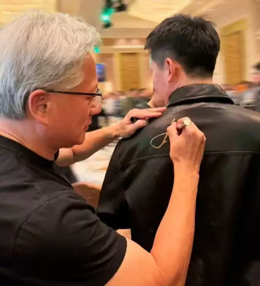 英伟达员工晒年会最牛年终奖:黄仁勋亲笔签名的皮衣