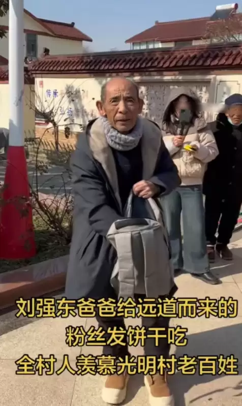 刘强东父母回光明村过年：穿儿媳买的大衣很朴实