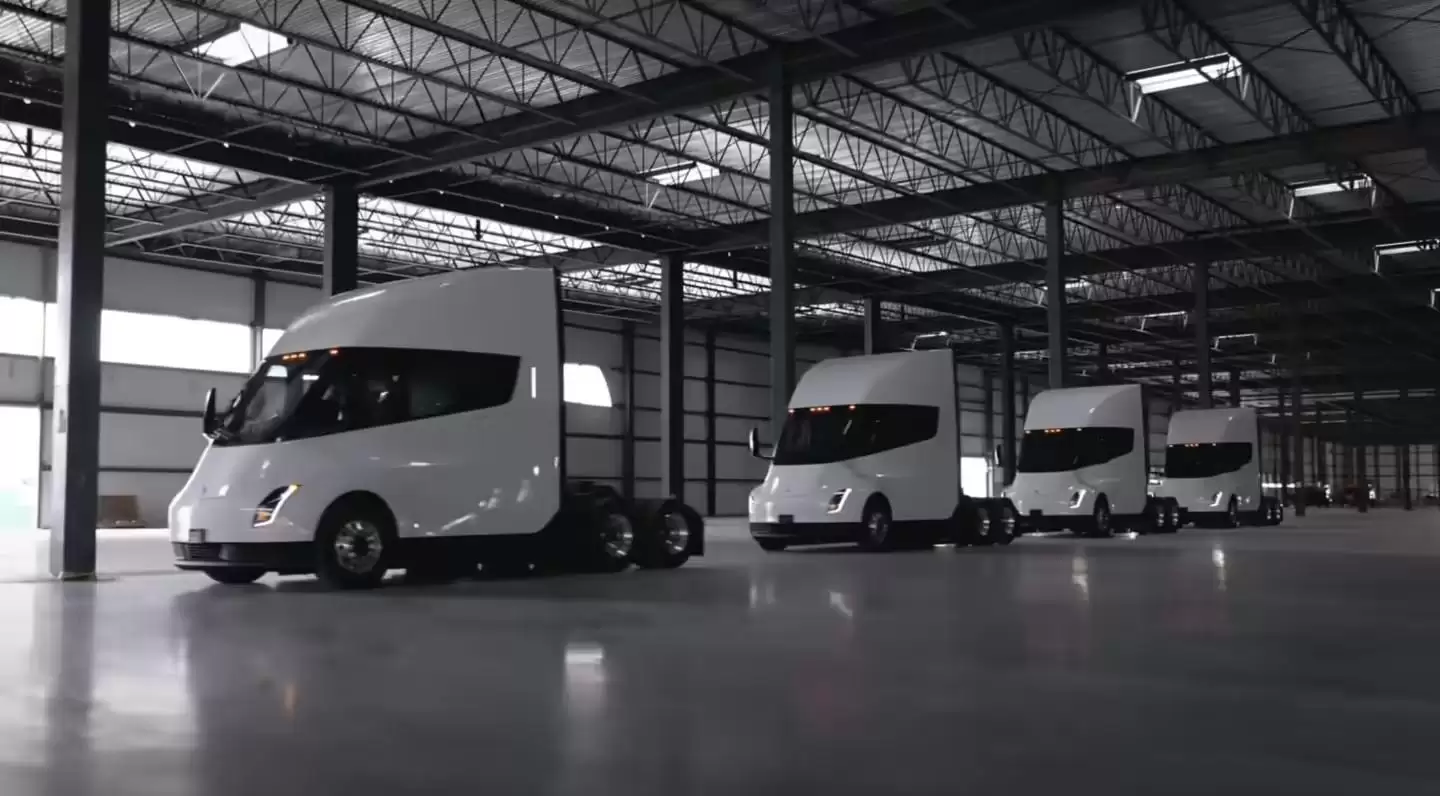 特斯拉联手全美最大公路服务区运营商Pilot Travel Centers,计划建设多座1.2兆瓦充电桩为电动重卡Semi铺路