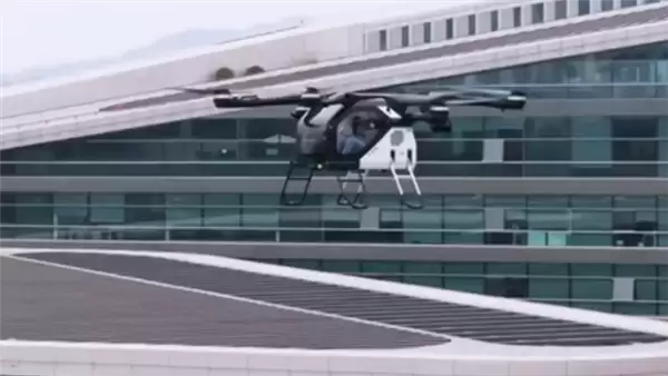 小鹏陆地航母飞行汽车量产在即,何小鹏乘其空中亮相年度盛会