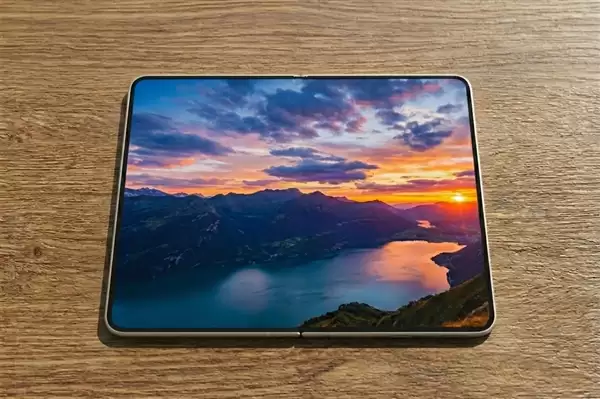 三星全新折叠屏来了：屏幕比例神似iPhone Fold 对标苹果