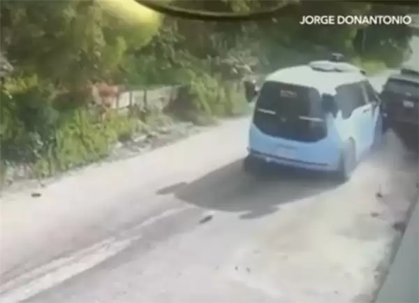 美国Waymo自动驾驶出租车冲上斜坡后连撞多车 网友：跟醉驾一样