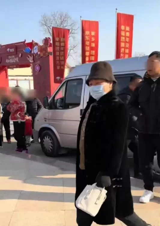 刘强东父母回光明村过年：穿儿媳买的大衣很朴实