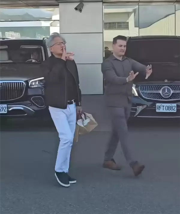 黄仁勋现身中国台湾：下飞机给媒体发养乐多和三明治