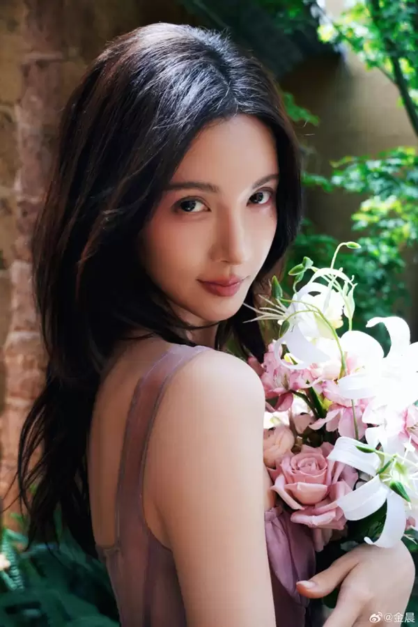 演员金晨被曝肇事逃逸让助理顶包 交警回应:正在核实