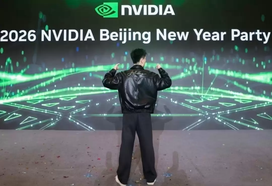 黄仁勋访华签赠标志性黑皮衣,市井烟火与科技领袖气质交融