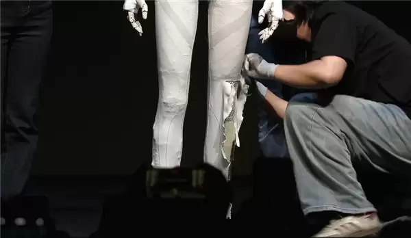 小鹏机器人IRON官宣首次线下互动！曾被质疑是真人假扮 让何小鹏扒衣验身