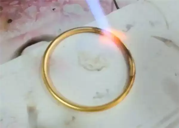 女子变现金手镯 店主火烧变黑压价 专业人士:软火烧金有猫腻