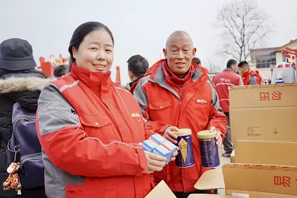 五险一金缴足17 年!快递老哥退休 女儿:我也要在京东干到退休