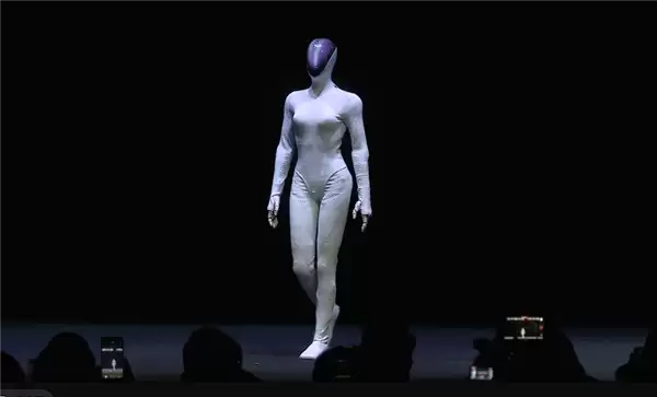 小鹏机器人IRON官宣首次线下互动！曾被质疑是真人假扮 让何小鹏扒衣验身