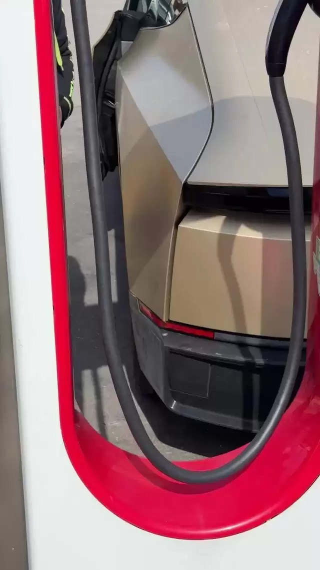 特斯拉自动驾驶出租车Cybercab原型需手动充电