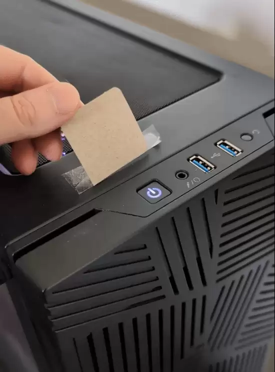 猫咪卧机箱误触电源键频发,养猫族自发创意防护成热潮