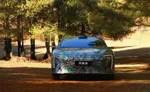 阿维塔首款增程智能旅行车路试曝光,预计2026年上市