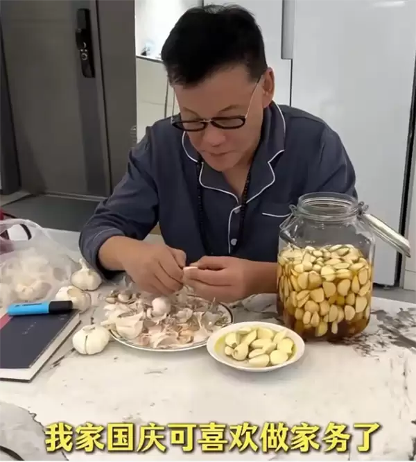 61岁李国庆和妻子挑战平板支撑 硬撑3分钟直接趴倒