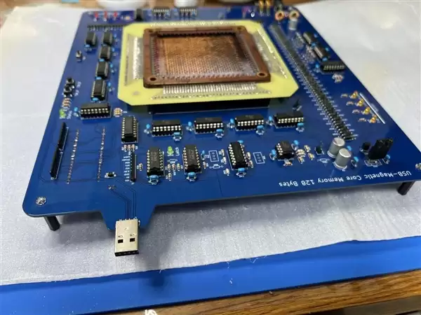 硬核复古！日本大神用磁芯技术自制128字节U盘：大如餐盘阅后即焚