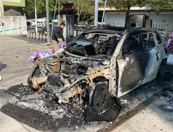 奔驰EQB充电结束后自燃！车辆烧成架子 厂家不回应