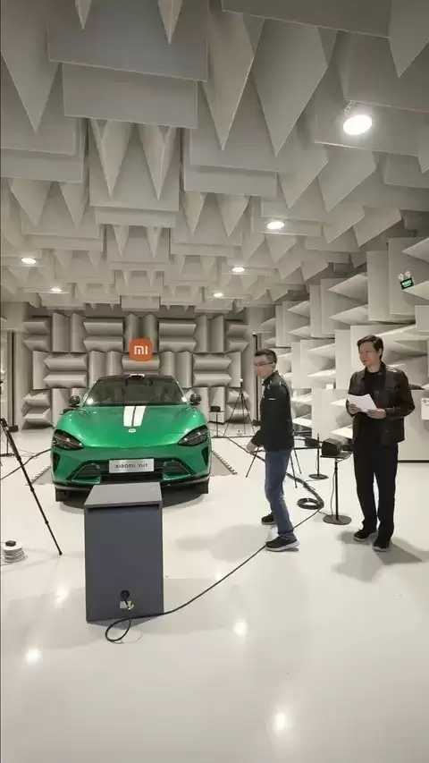 雷军直播官宣SU7量产进展及2026年交付目标，新车春节前到店试驾