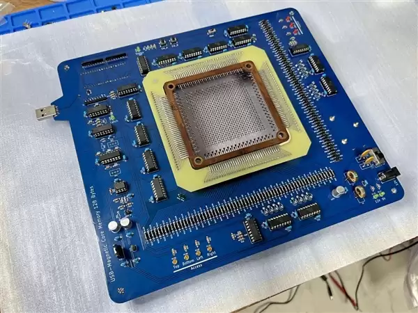 硬核复古！日本大神用磁芯技术自制128字节U盘：大如餐盘阅后即焚