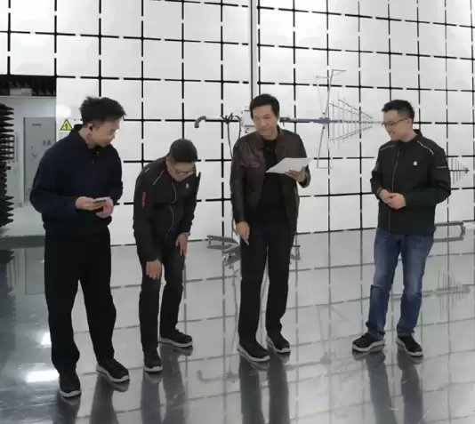 雷军直播穿劳保鞋引热议，亲解工业级安全设计细节