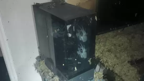 国外玩家家里突发大火屋顶坍塌!电脑竟然一点没事