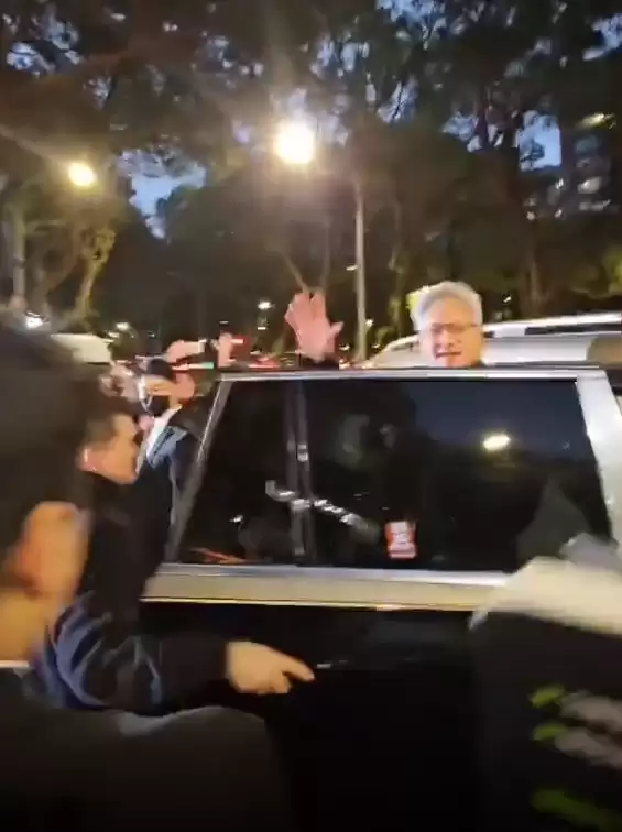 黄仁勋换车了！奔驰迈巴赫GLS 600双拼色车身、大饼轮毂霸气侧露