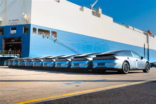 新款小鹏P7+正式开启海外大规模发运:全球18国同步启运