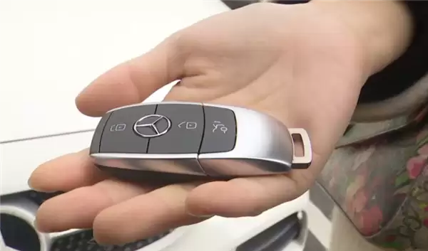 嘉兴沈女士退货误寄奔驰车钥匙,重配费约六千元引热议