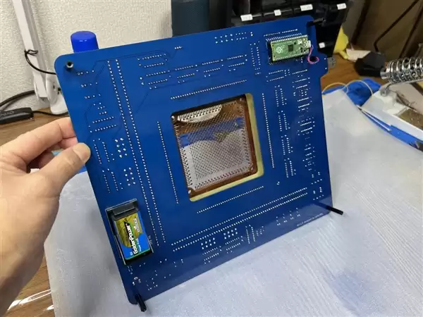 硬核复古！日本大神用磁芯技术自制128字节U盘：大如餐盘阅后即焚