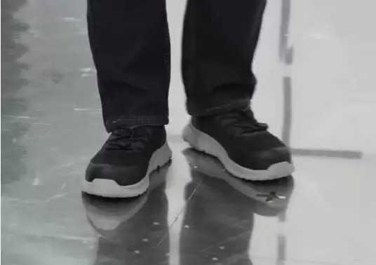 雷军穿劳保鞋做直播出圈!网友建议转行带货中年人服饰 身姿被夸曼妙