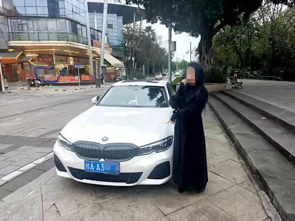 广西宝马女司机开车总喜欢遮脸 交警一查真有事:罚款1000元、行拘5日