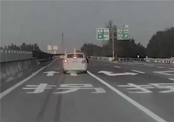 错过路口就地停车致5车连撞！女司机：我不是故意的 一年只上一两次高速