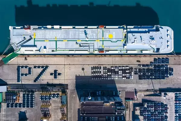 新款小鹏P7+正式开启海外大规模发运:全球18国同步启运