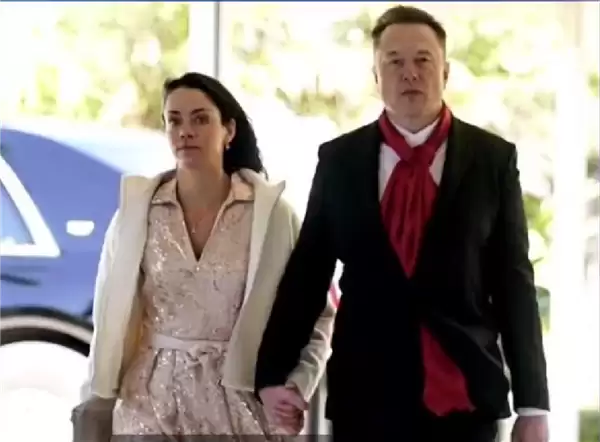 马斯克牵手印度裔女友参加婚礼:两人共育有4名子女