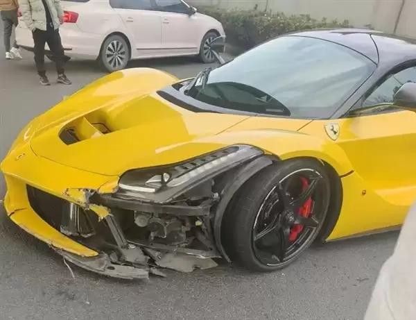 又一台拉法被撞！居然是10年前 秦奋事故同一辆