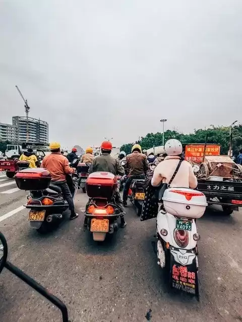 摩托大军春运返程：风霜中的执着远征与时代变迁下的温情坚守