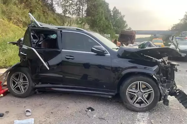 奔驰GLE高速错过路口停车 致2死3重伤!车主质疑气囊不弹