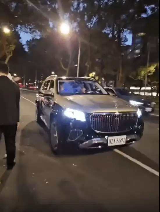 黄仁勋访台坐300万迈巴赫GLS引热议,身家1590亿美元居全球第八